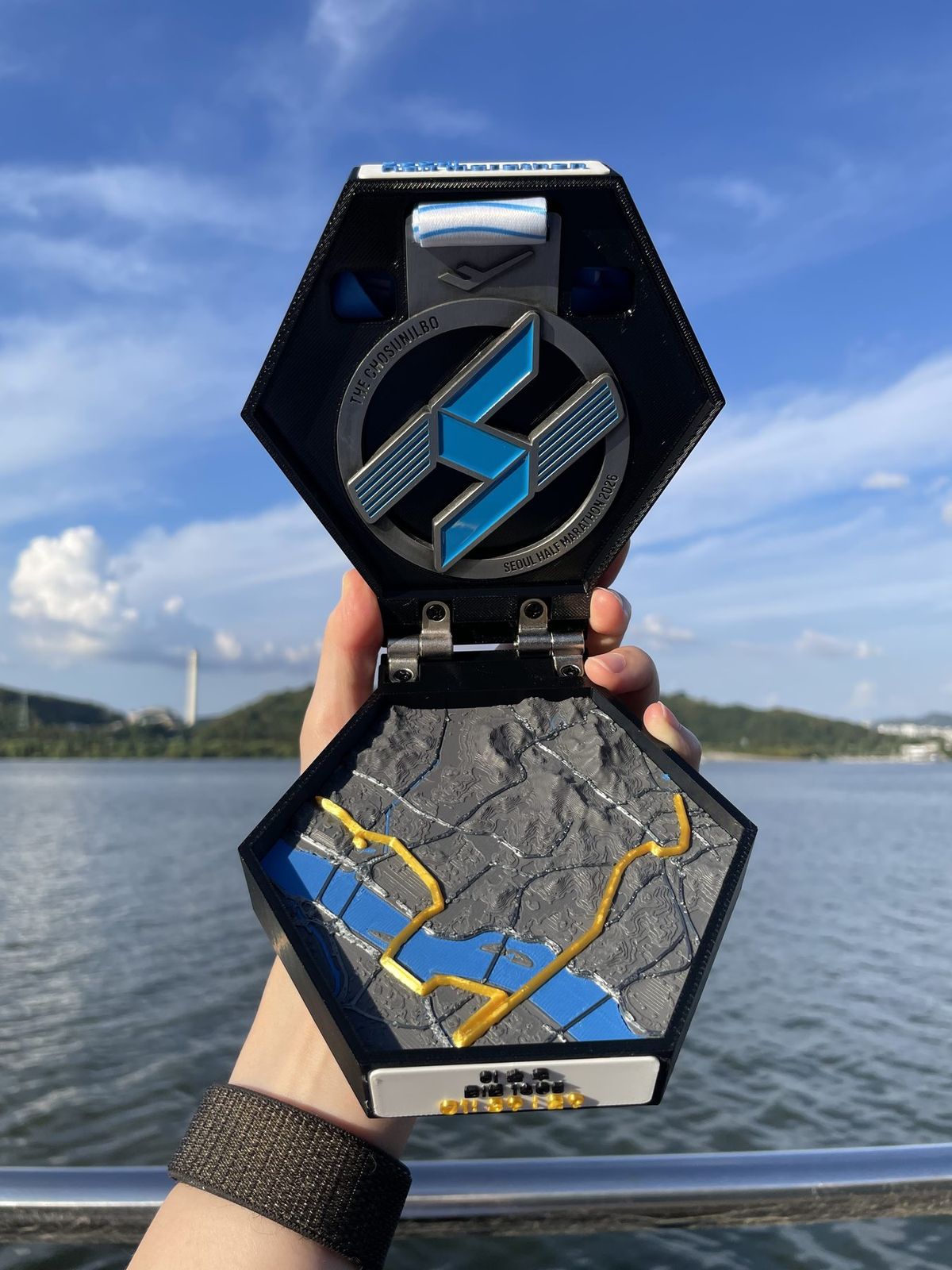 메달을 넣고 연 HEXATRAIL 메달케이스